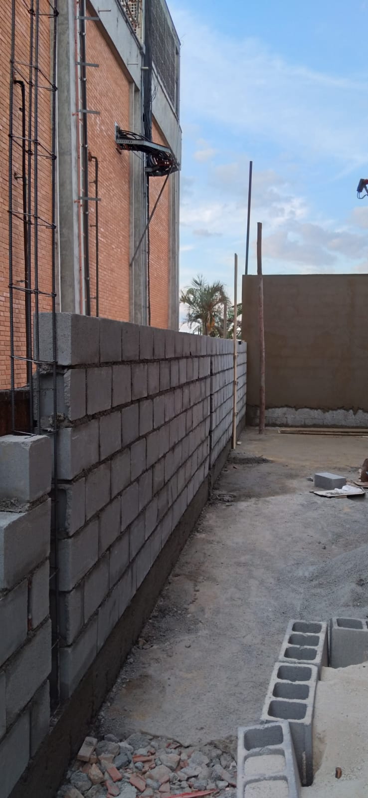 Alvenaria e estrutura em construção