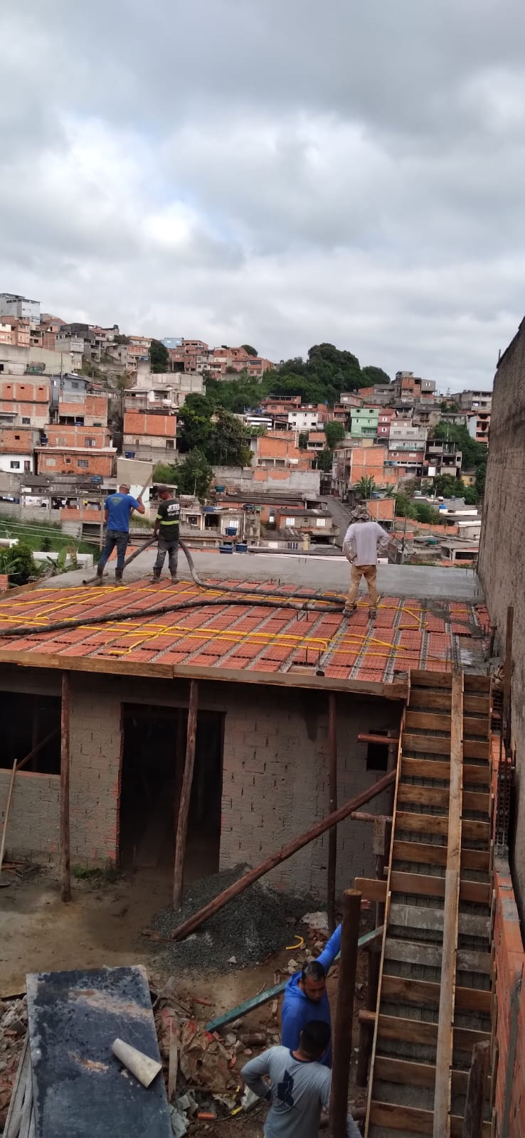 Concretagem de laje em andamento